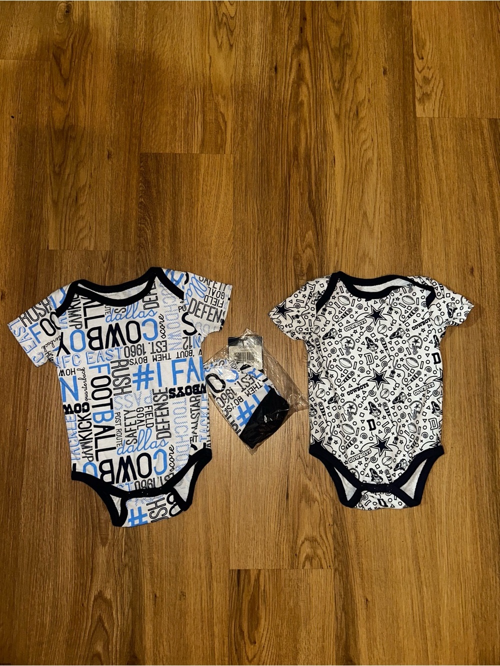 Dallas Cowboys Baby Bodysuit Set 6M NFL 2 Pack Hat NWT